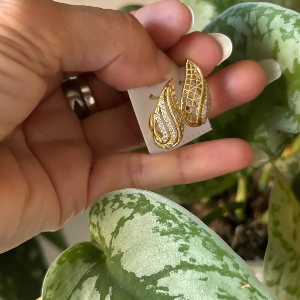 Gold Teardrop Filigree Earrings - Elegant Women's Jewelry - Picture 4 of 4